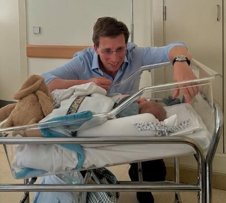 Almeida en el hospital cuando nació su hijo Lucas.