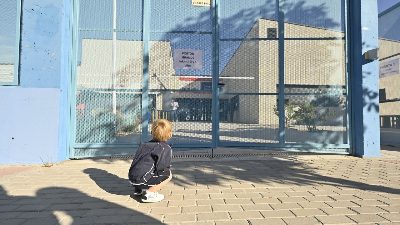 Imagen de archivo de un niño mirando un patio del colegio.