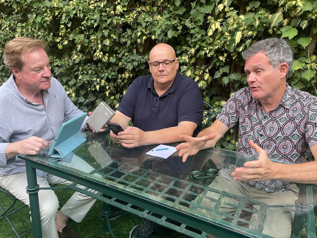 Juancho Pajares conversa con Mario Gil y José Luis Moro