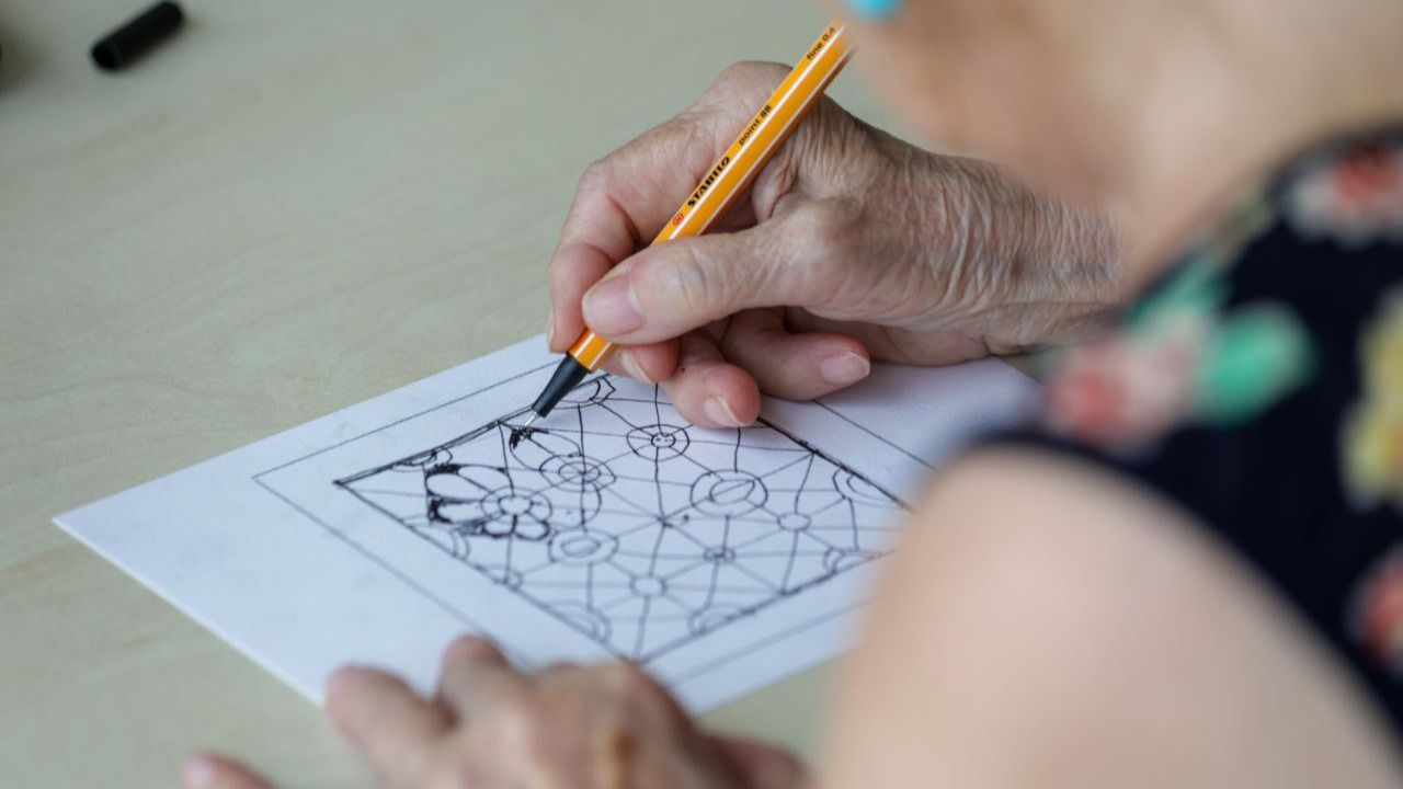 Detalle de una de las asistentes al taller de Zentangle en pleno proceso creativo