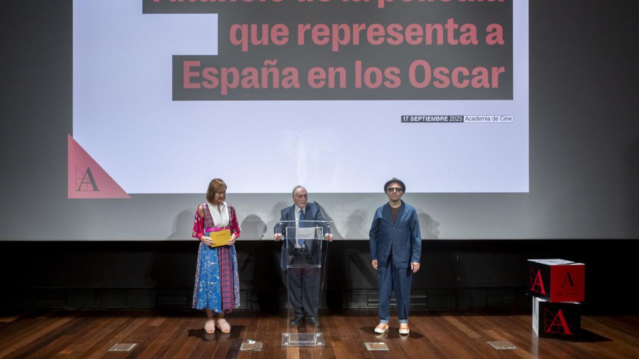 El cineasta, Pablo Berger, acompañado por el presidente de la Academia Fernando Méndez-Leite y la notaria Eva Fernández Medina