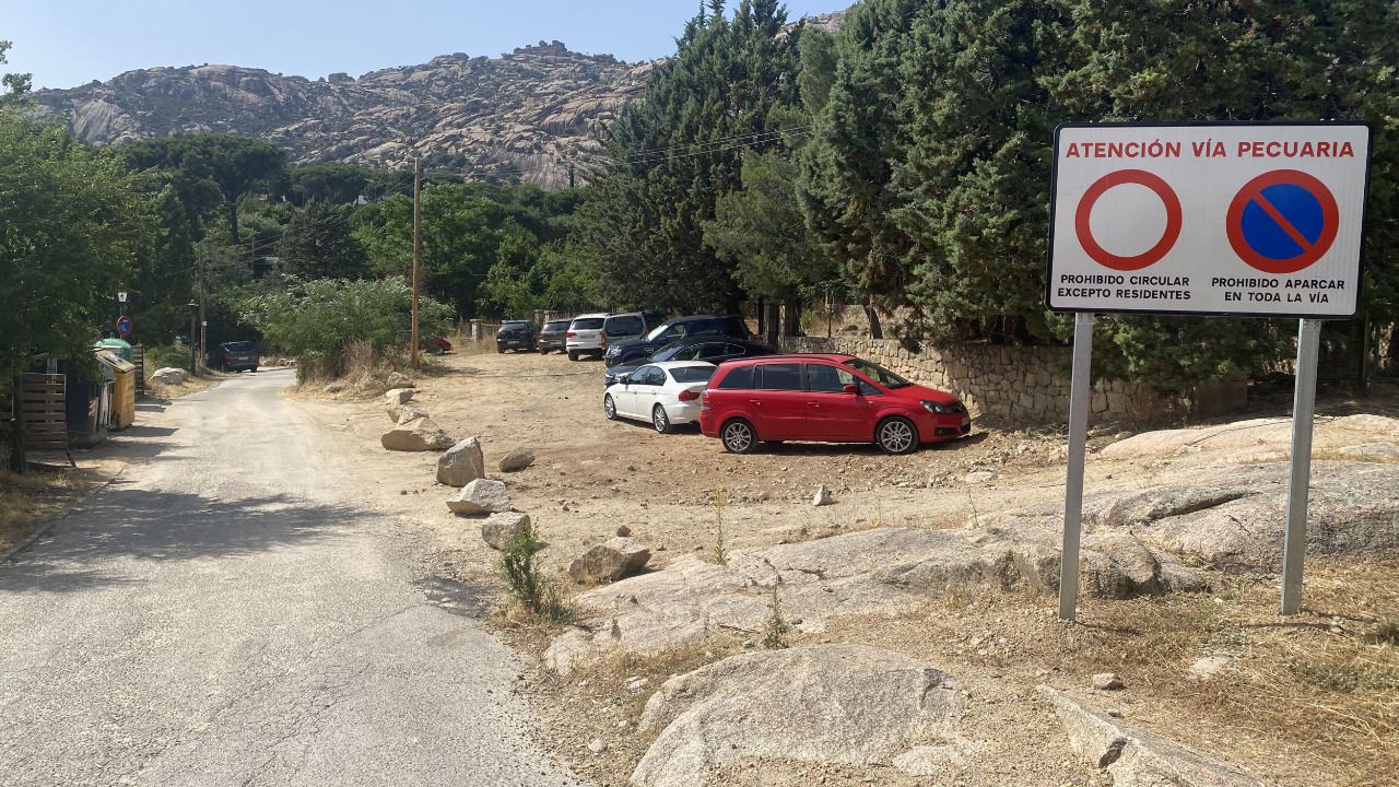 Coches mal estacionados en ua vía pecuaria