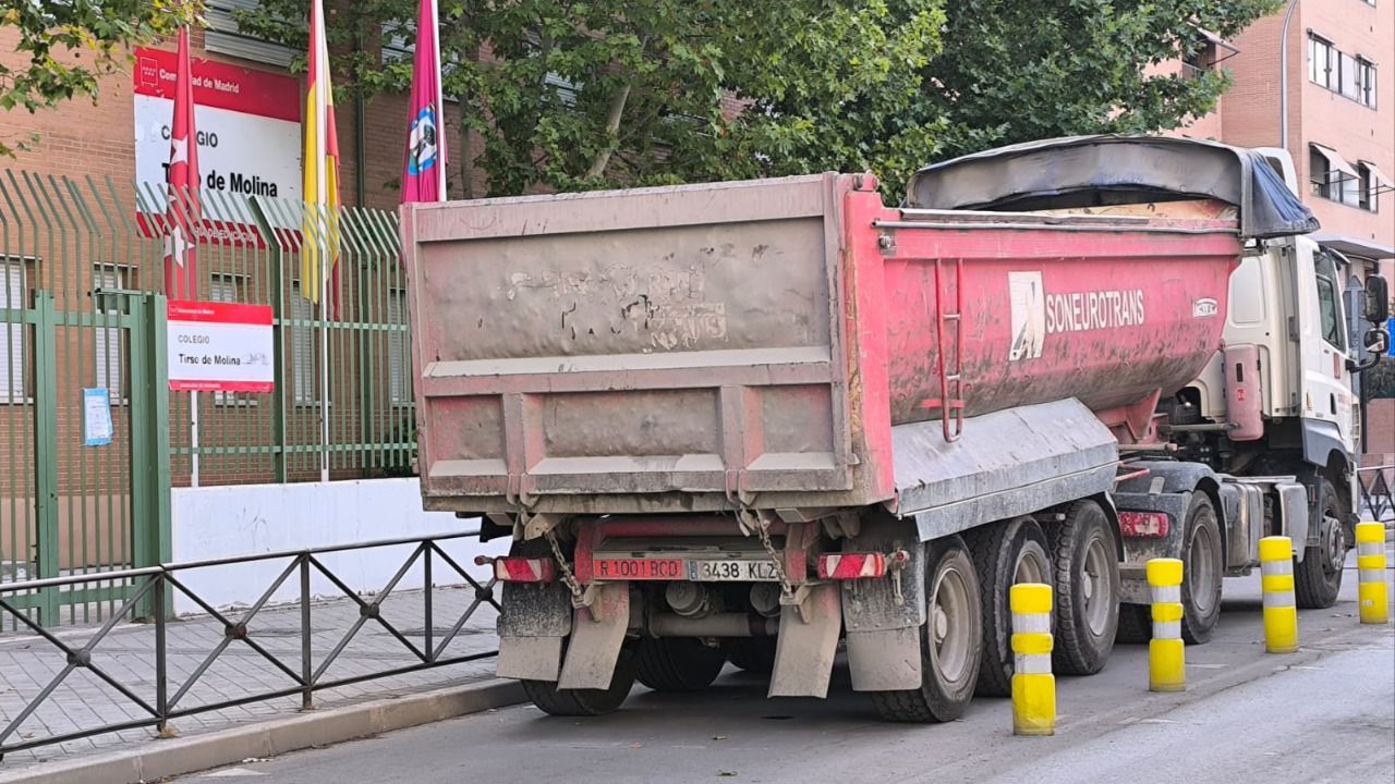Camión de obras frente al centro educativo Tirso de Molina