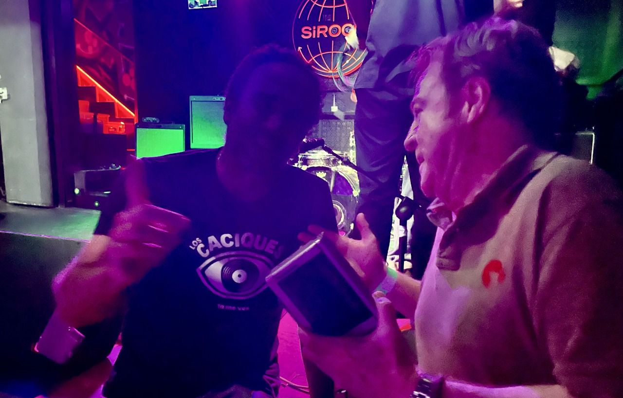 Juancho Pajares conversa con Luis de la Guardia, momentos antes del concierto de Los Caciques (Rocío Martí)