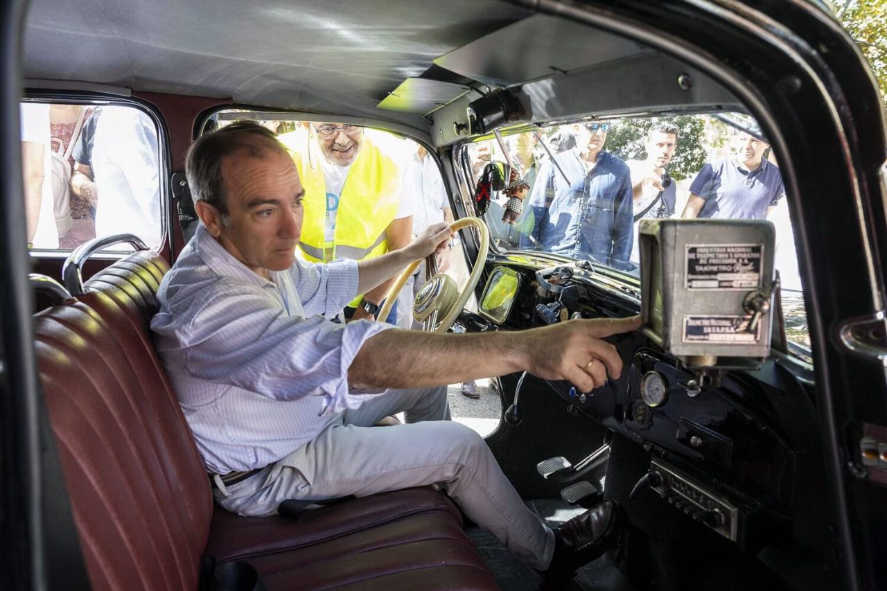 Carabante en uno de los taxis expuestos