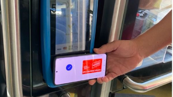 Usuario del abono transporte digital en una validadora de los autobuses de la EMT 
