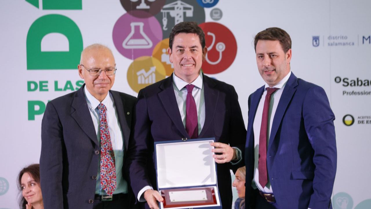  Manuel Martínez del Peral, presidente del COFM, con el premio