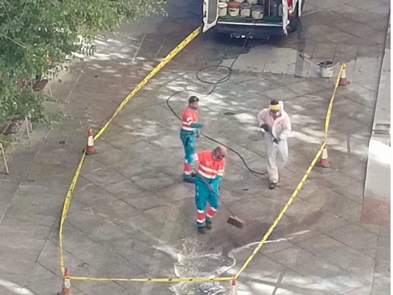 Servicio de Limpieza Urgente limpiando la bandera Palestina. Foto: Eduardo Rubiño