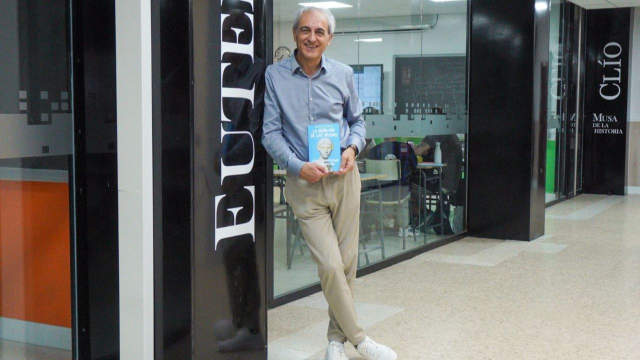 José Antonio Expósito, ex director del IES Las Musas, sosteniendo su publicación