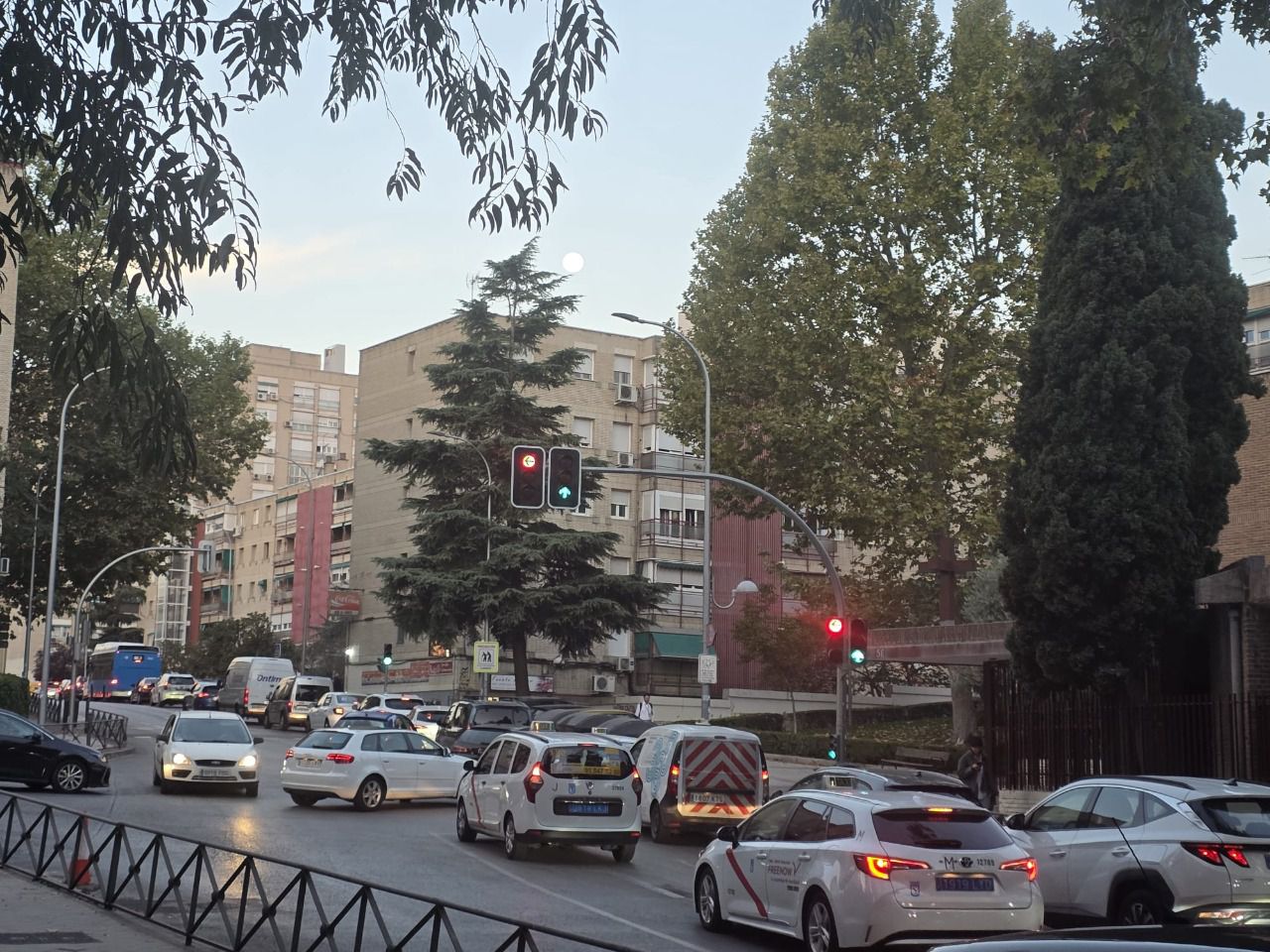 Atasco a la entrada de los colegios.