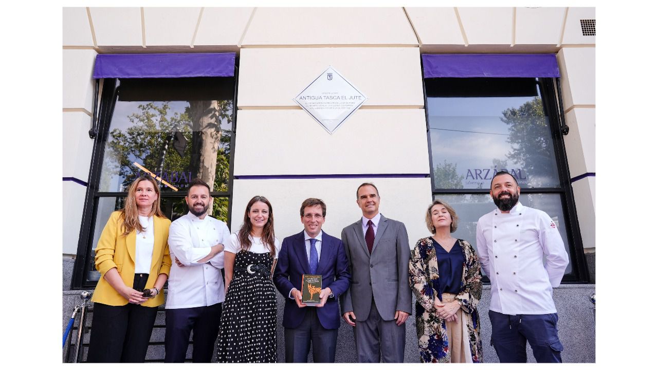 Instalación de la placa conmemorativa.