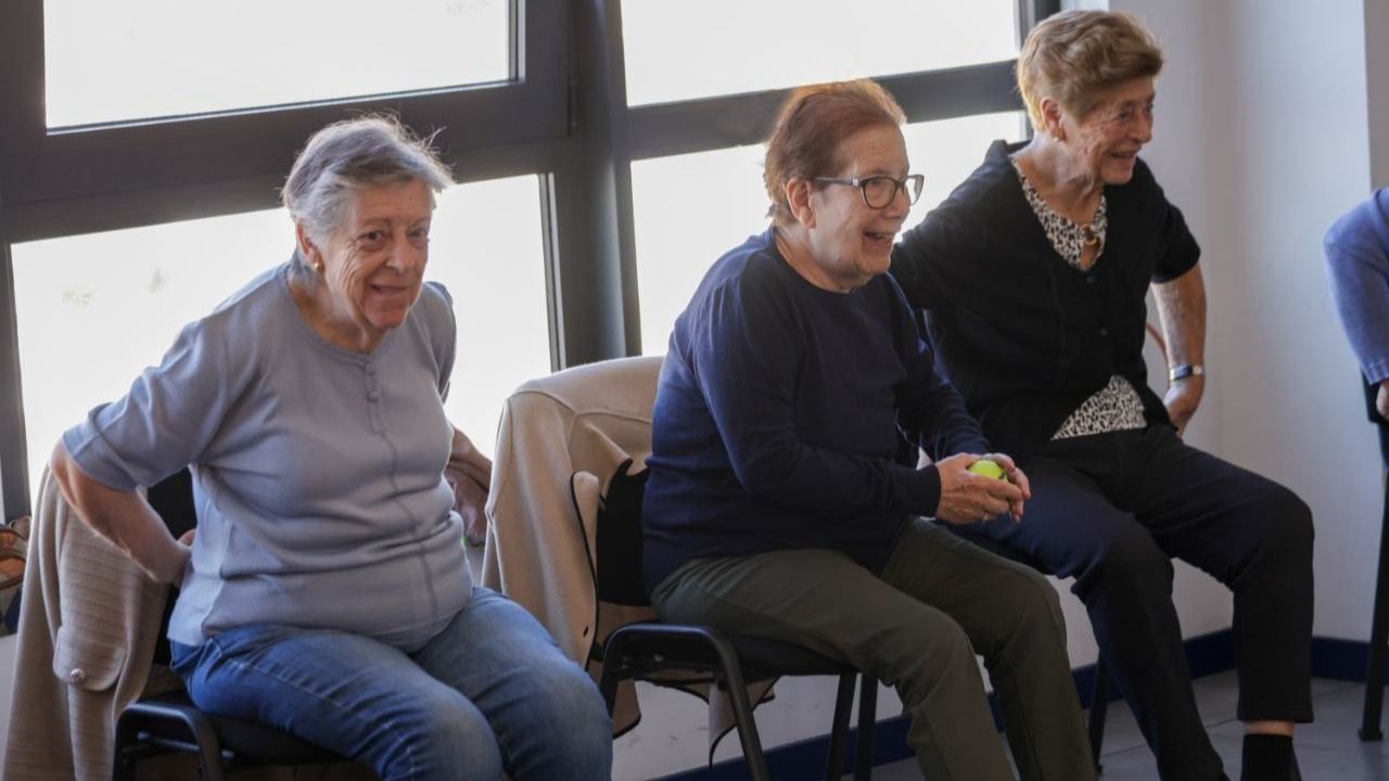 Participantes de la sesión de yoga adaptado
