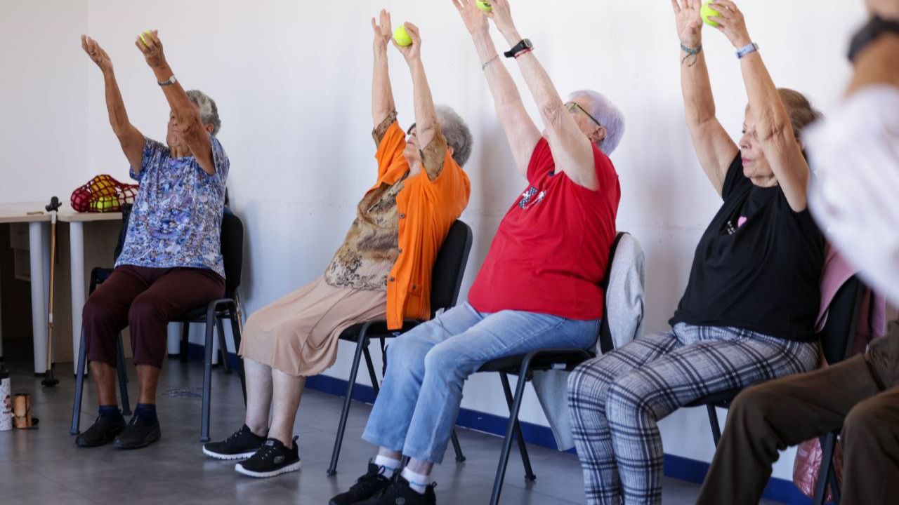Las sesiones combinan estiramientos suaves, ejercicios respiratorios y momentos de relajación