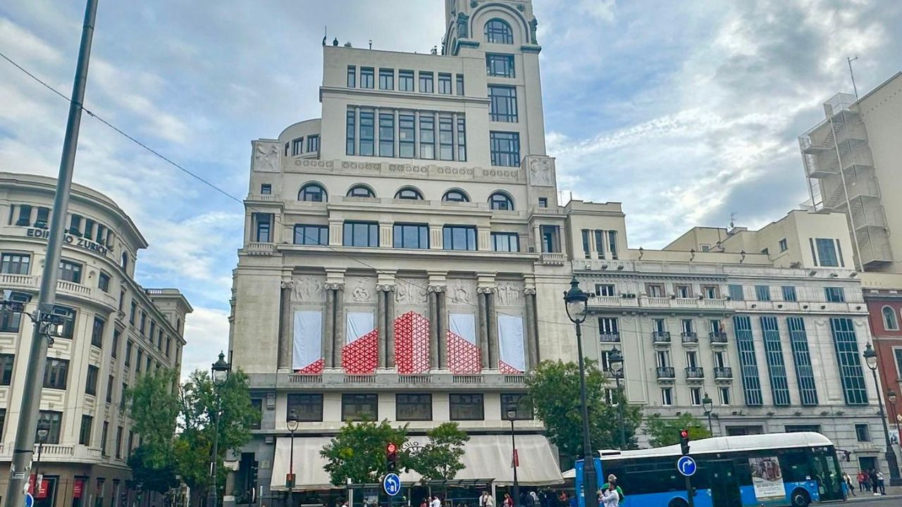 Triángulos en la fachada del Círculo de Bellas Artes