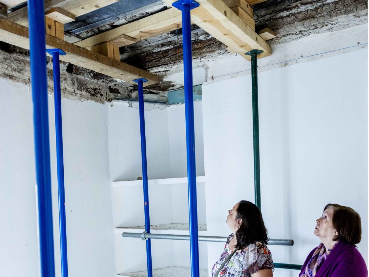 Familia afectada por el derrumbe.