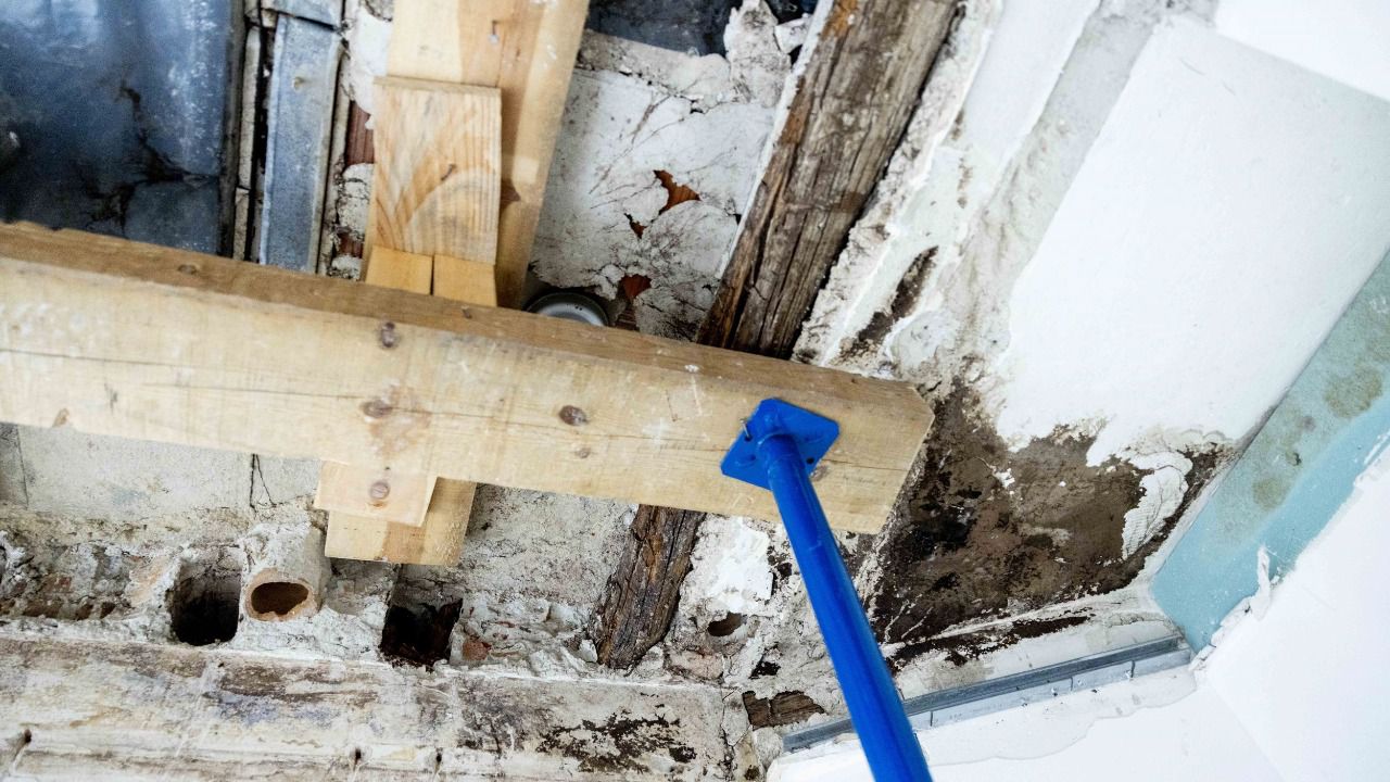 Derrumbe hostal Cuesta Santo Domingo.