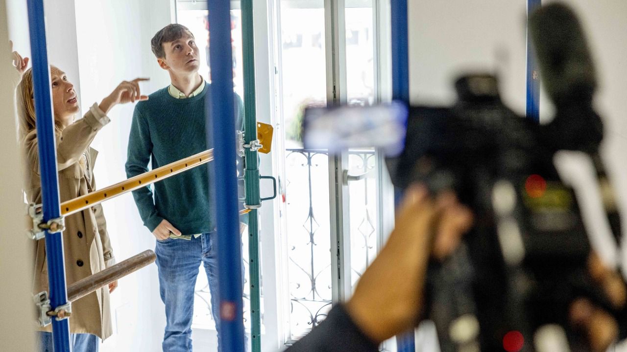 Lucía Lois y Eduardo Rubiño visitan la vivienda afectada.