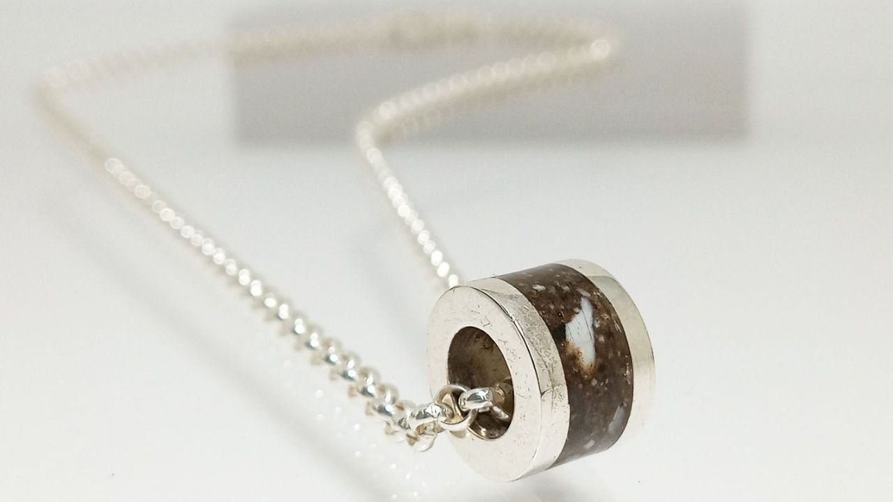 Cadena elaborada a través de cenizas