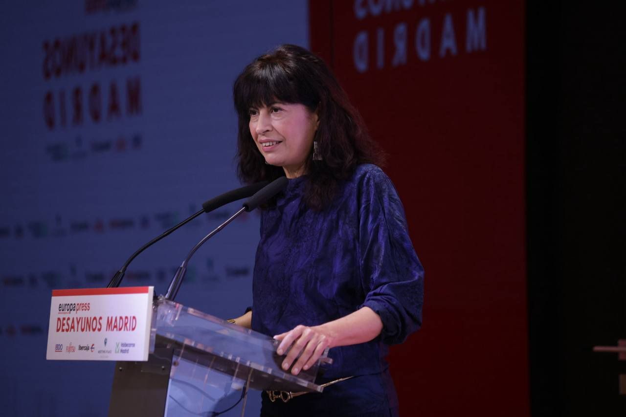 La ministra de Igualdad, Ana Redondo, fue la encargada de presentar al delegado en el Desayuno informativo.