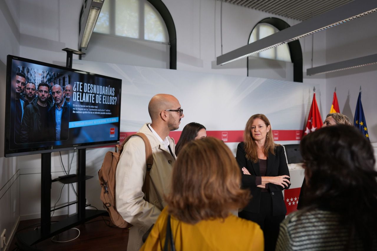 Los ponentes, junto al mensaje de la campaña de concienciación (Comunidad de Madrid)