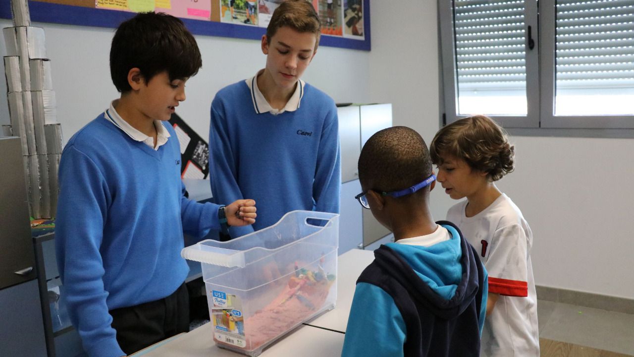 Alumnos preparando un trabajo