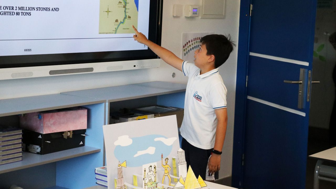 Un alumno expone su trabajo en clase