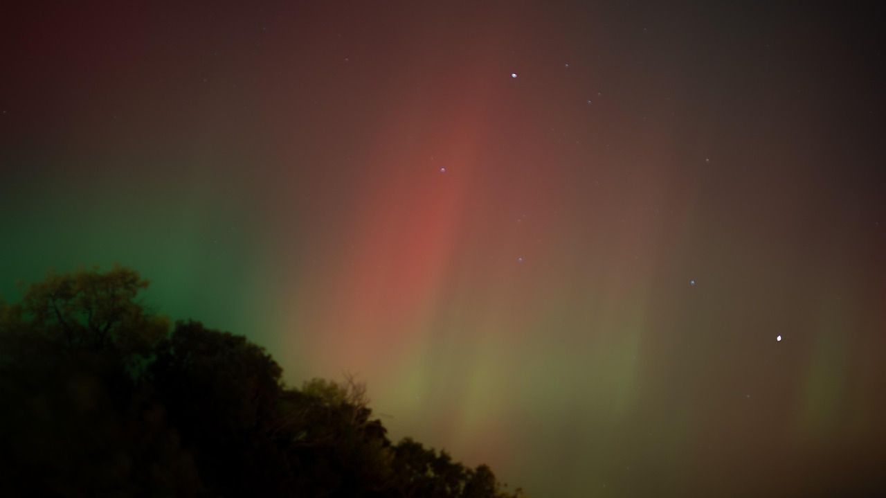 Tonos rojizos de una aurora boreal
