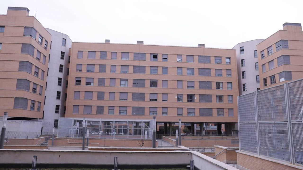 Vecina portando una pancarta contra el desalojo.