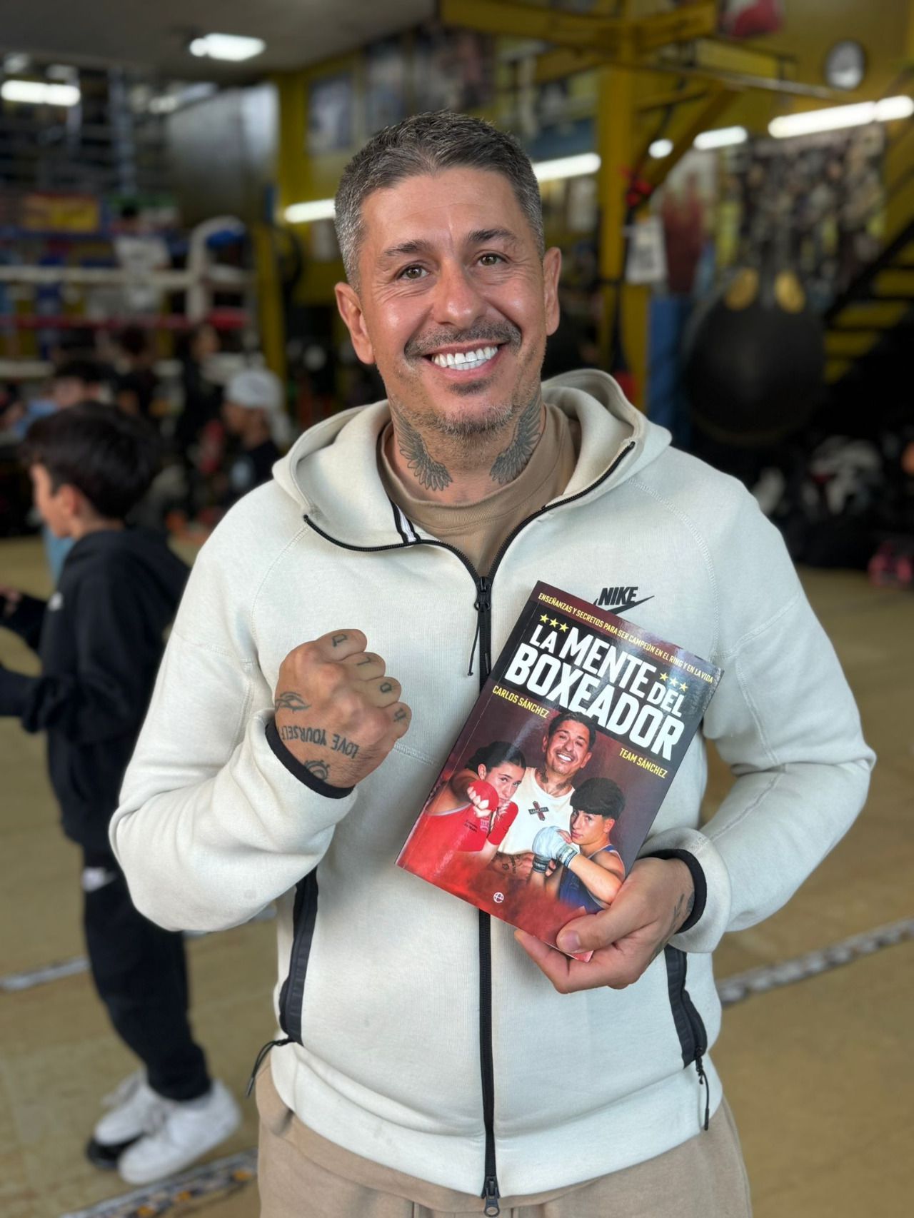 Carlos Sánchez posa con su libro