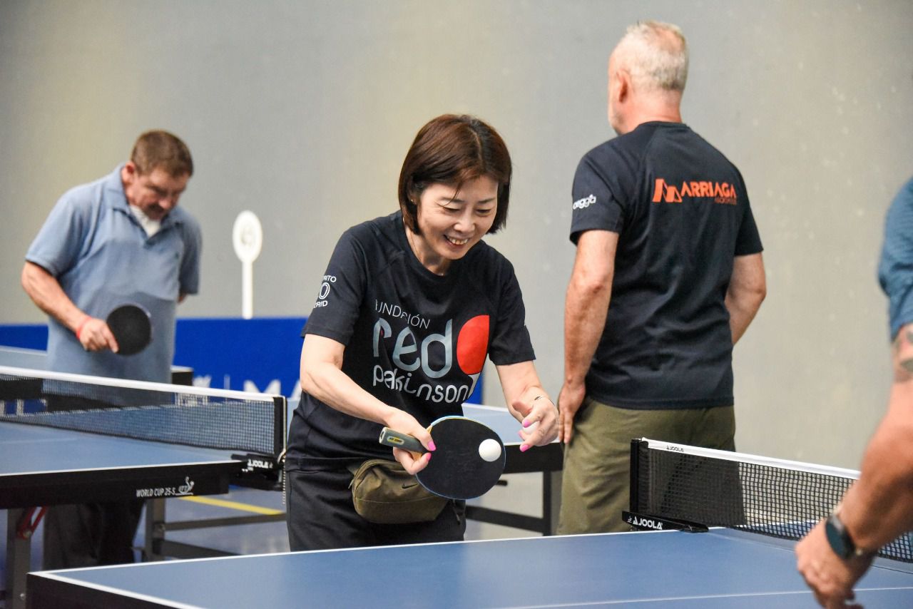 Personas con parkinson practican ping pong (Foto: Lola Morales)
