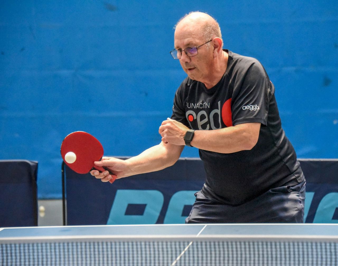 Jugador de ping pong con Parkinson (Foto: Lola Morales)