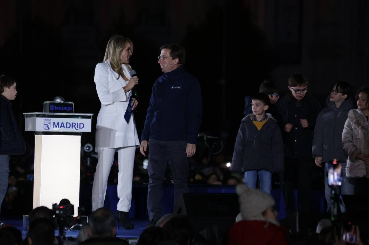 Imagen del encendido navideño, donde se pudo ver el logo por primera vez.