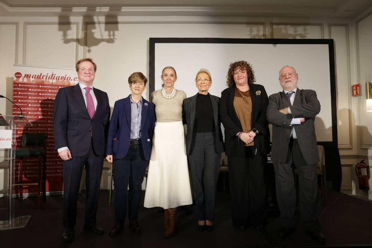 Foto de familia de la mesa 'Salud laboral: personas, bienestar y futuro del trabajo' (Foto: Mónica González Boto)