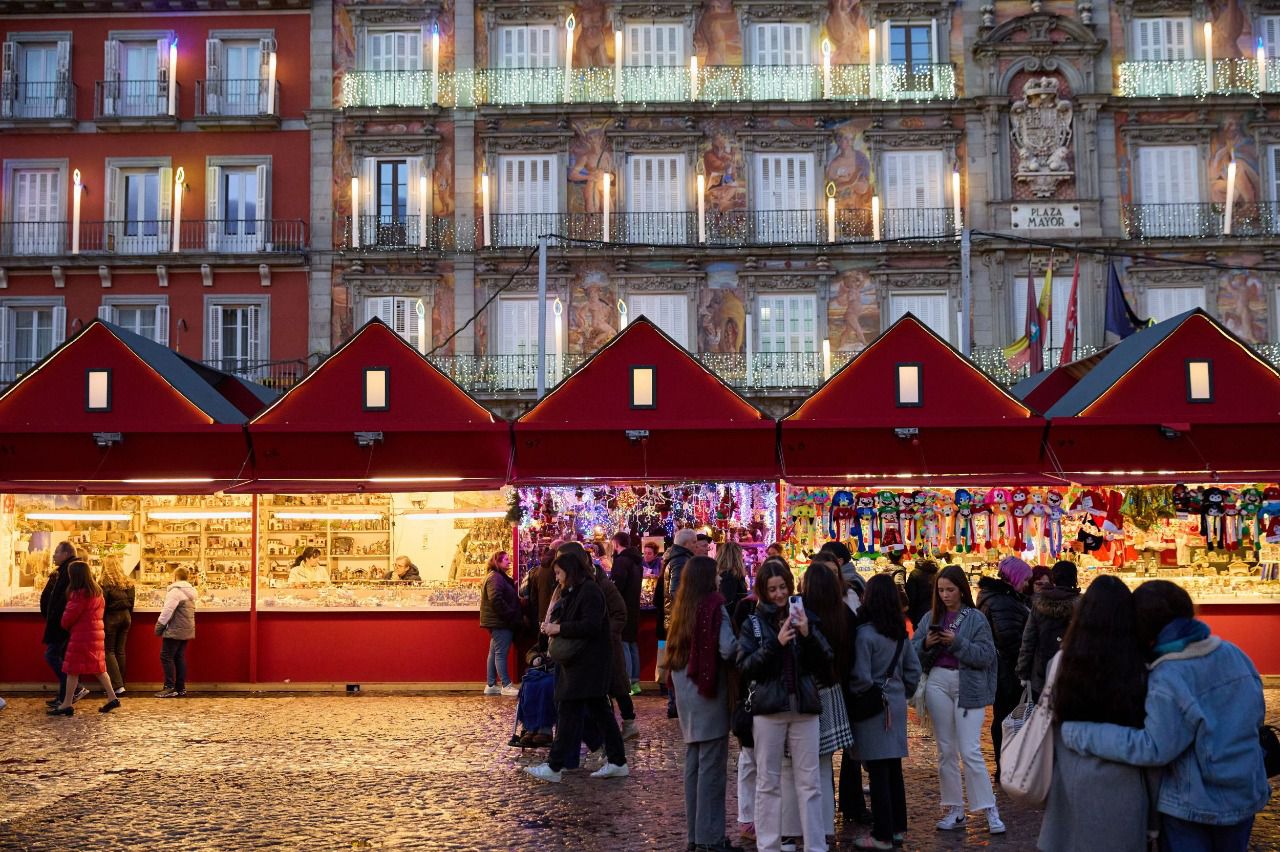 Mercado navideño en la Plaza Mayor (Jesús Hellín / Europa Press)