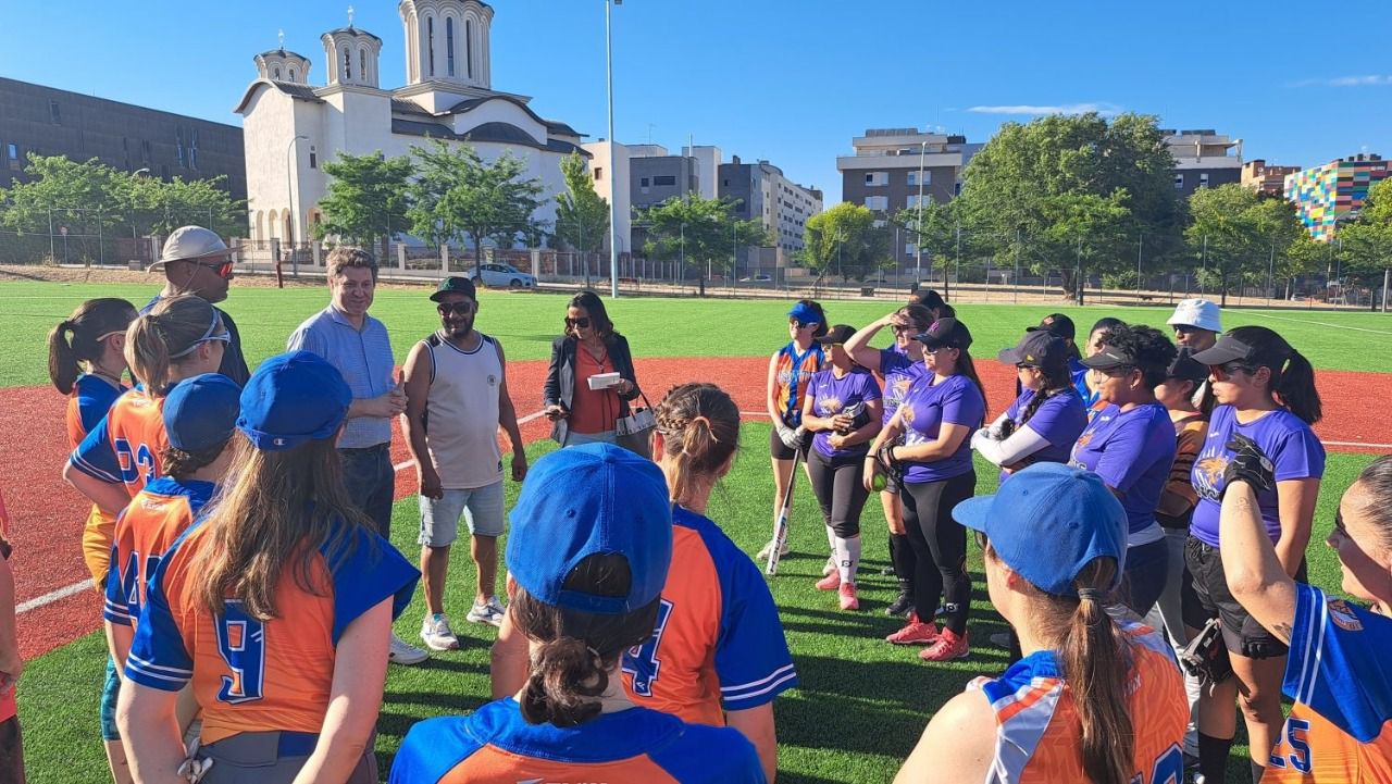 Imagen de la inauguración del campo de softball.