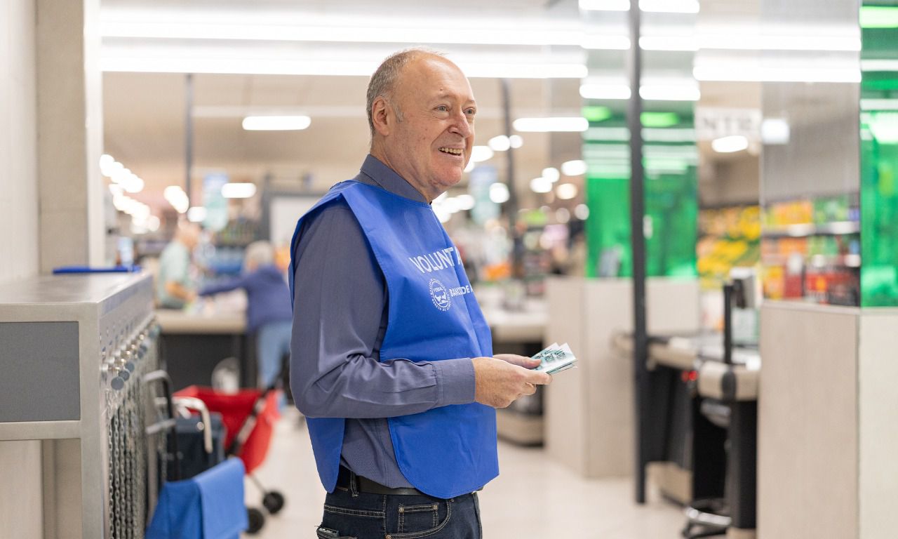 Uno de los voluntarios que ha participado en la Gran Recogida de los Bancos de Alimentos 