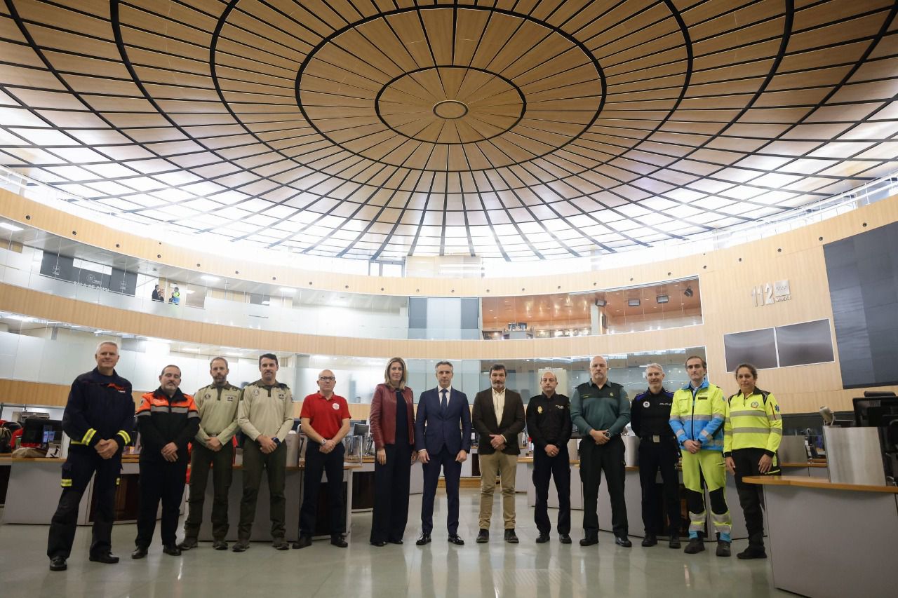 El consejero Carlos Novillo en una visita a la sede de la ASEM 112 (Foto: Comunidad de Madrid)