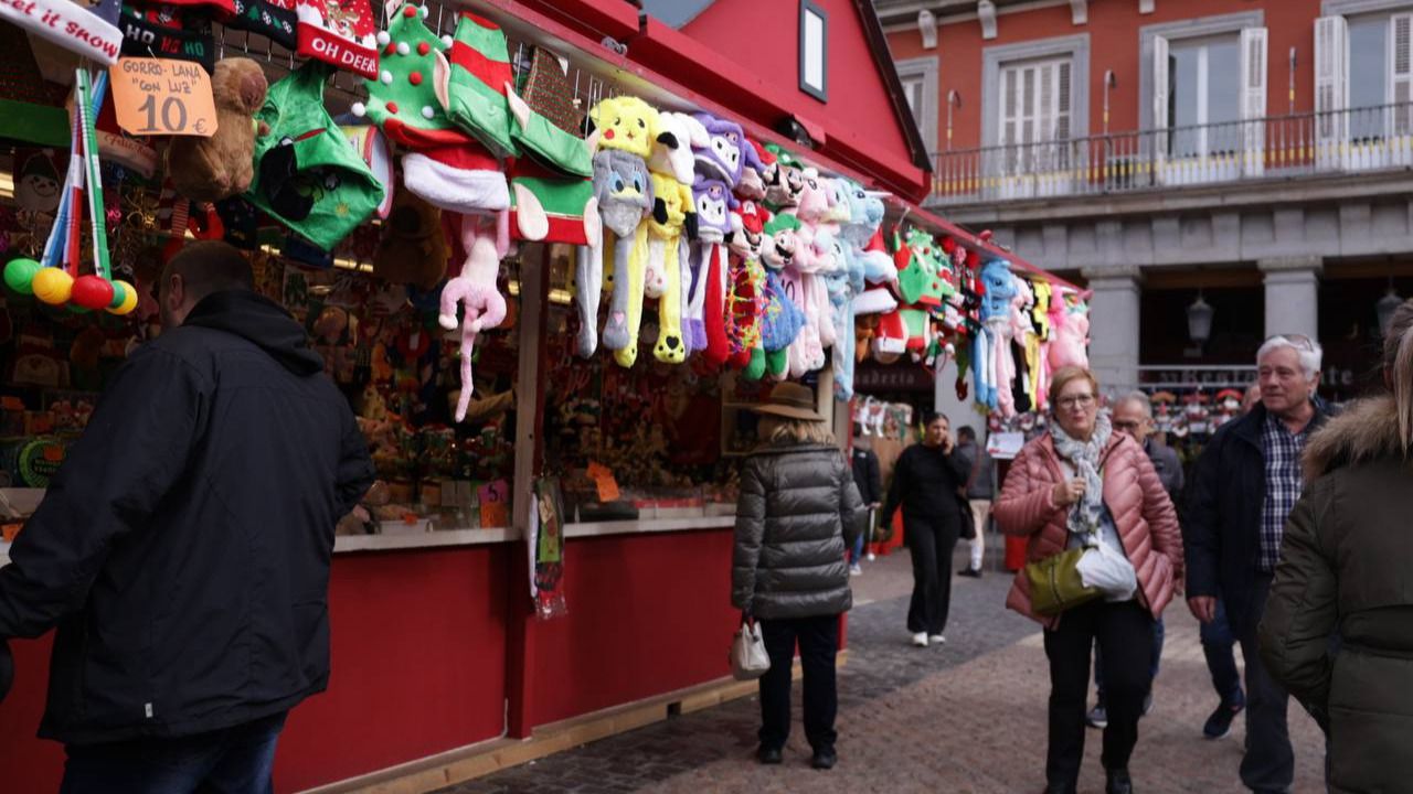 Algunos puestos de Navidad en la Plaza Mayor