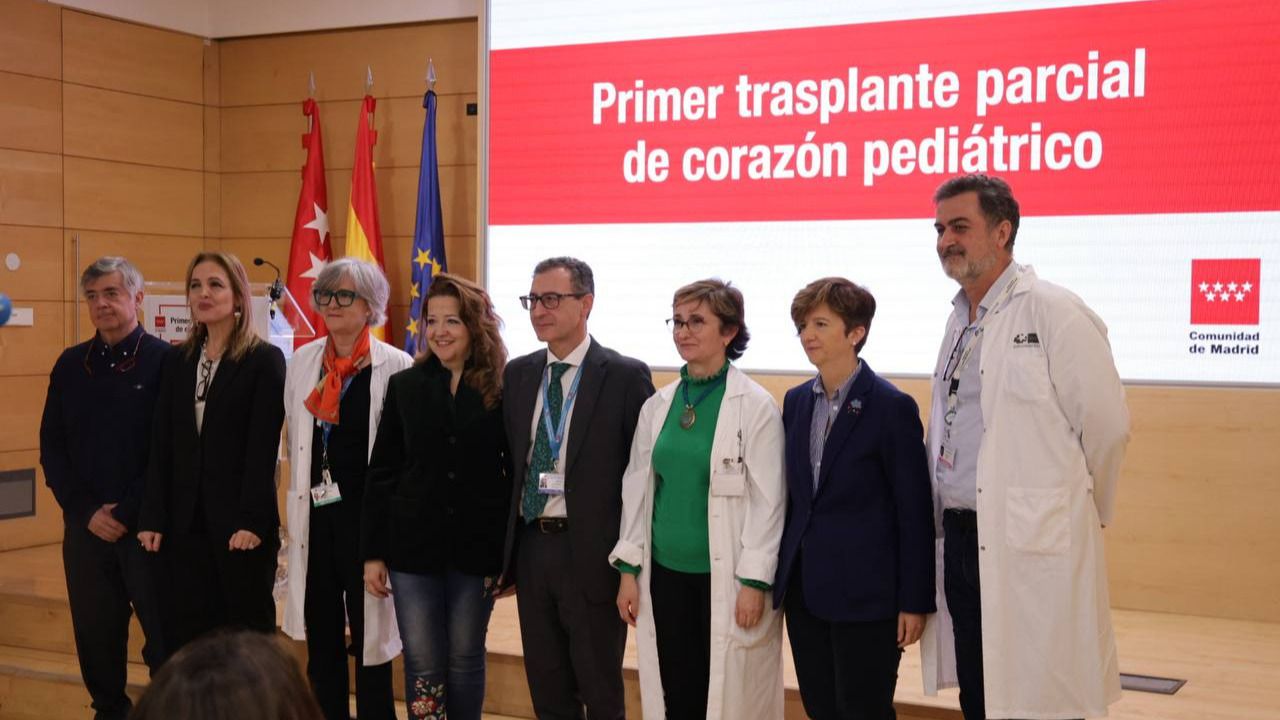 La consejera de Sanidad y el equipo médico que ha dirigido este trasplante