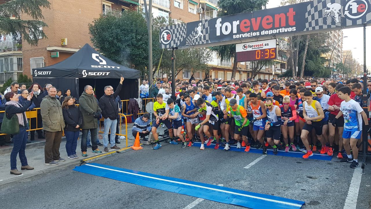 Los corredores en la salida de la San Silvestre de Getafe