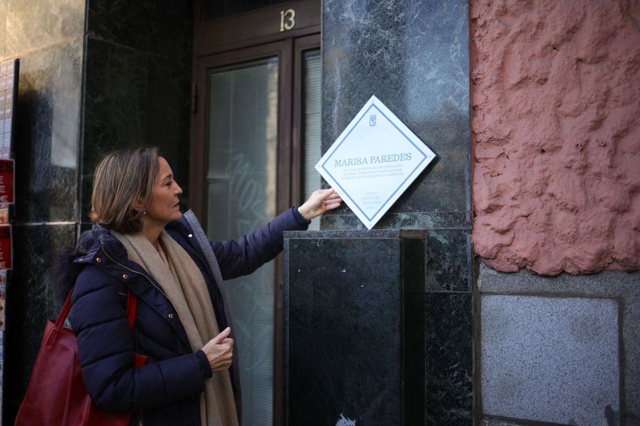 Reyes Maroto colocando la placa simbólica.