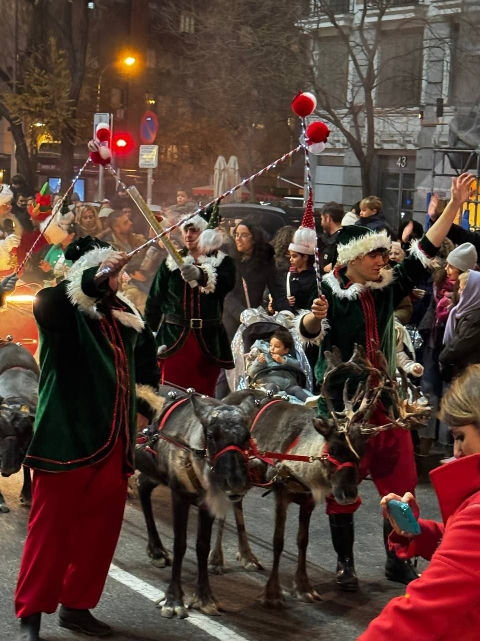 Desfile de Papá Noel con renos vivos en Chamberí (Foto: Más Madrid)