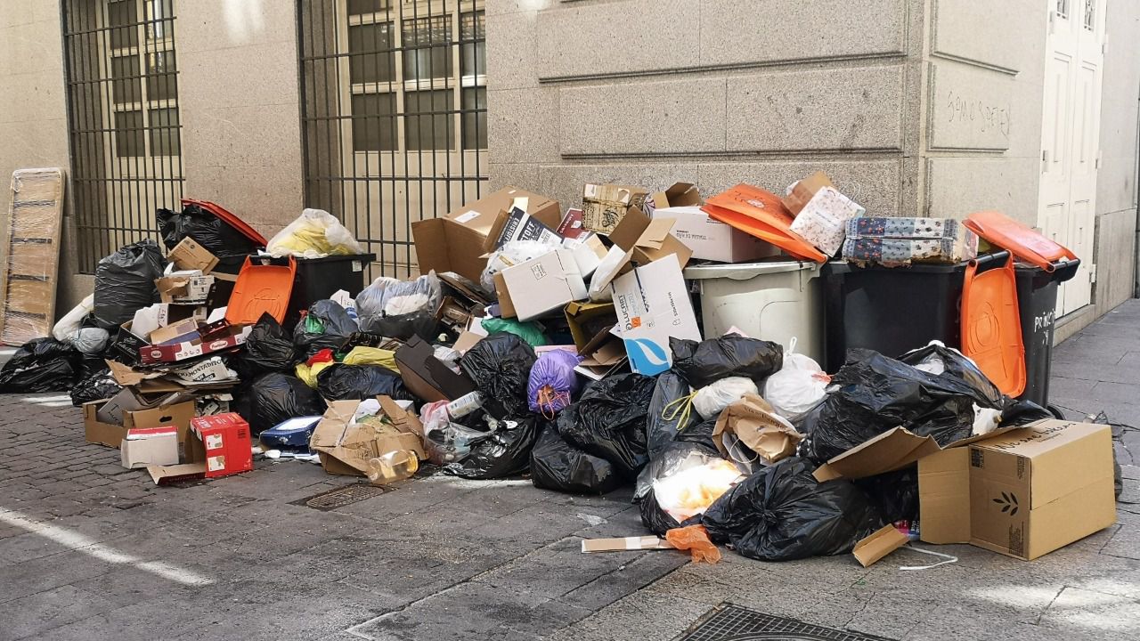 Basura acumulada en las calles de Madrid