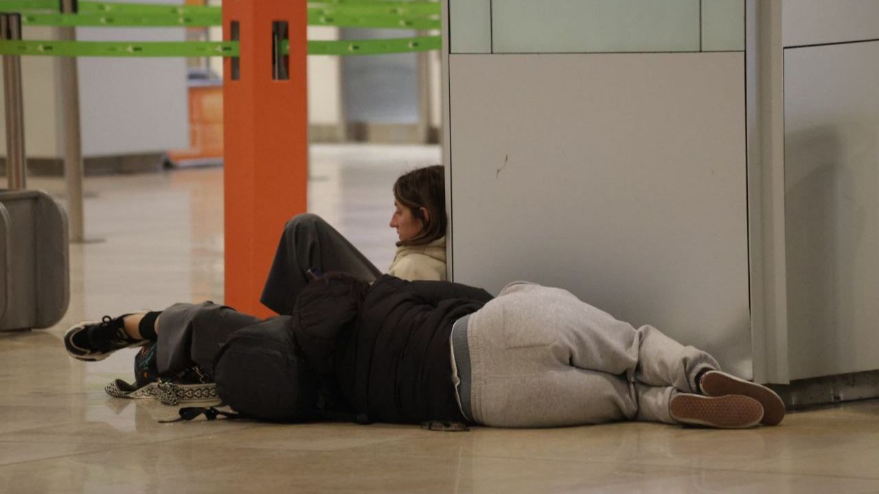 Personas durmiendo en Barajas