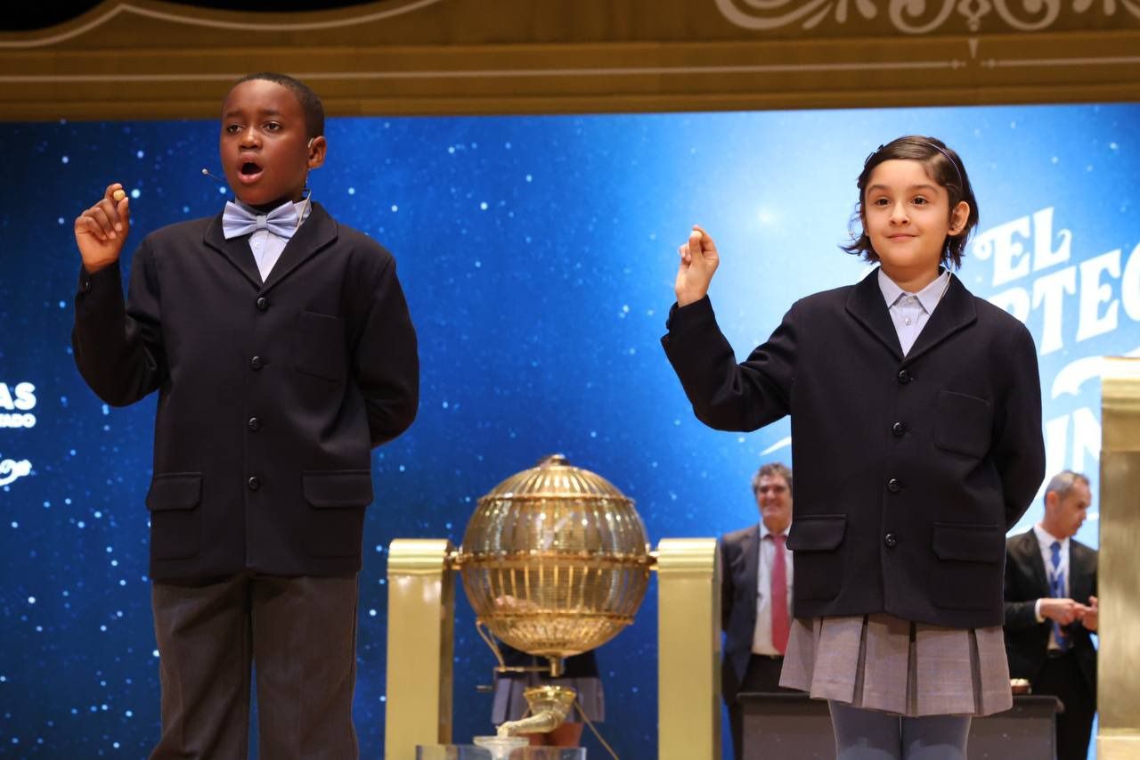 Los niños de San Ildefonso cantando los números en la pasada edición