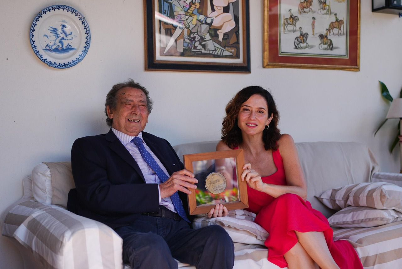 Alfonso Ussía e Isabel Díaz Ayuso (Foto: Comunidad de Madrid)
