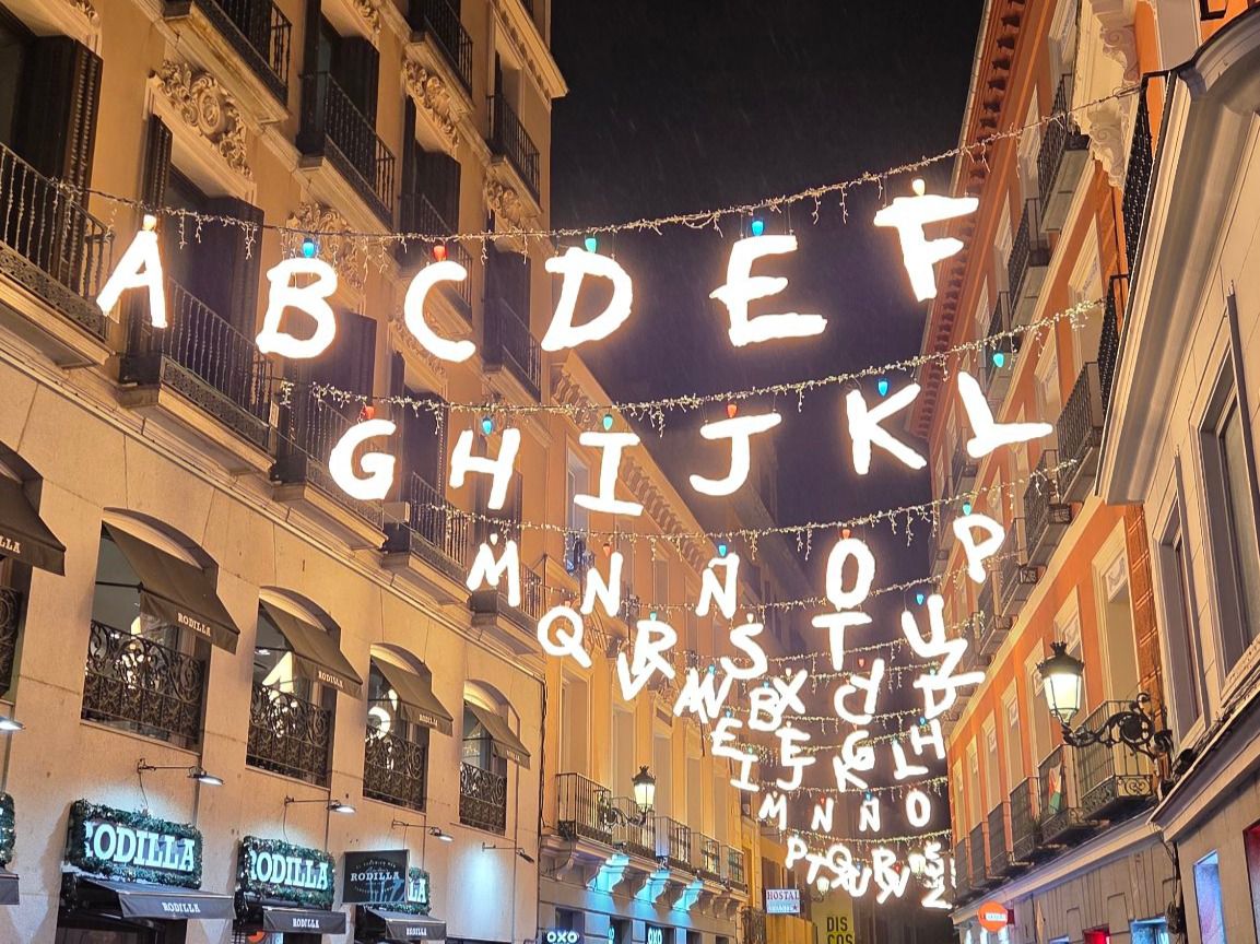 Adornos navideños de Stranger Things en Callao.