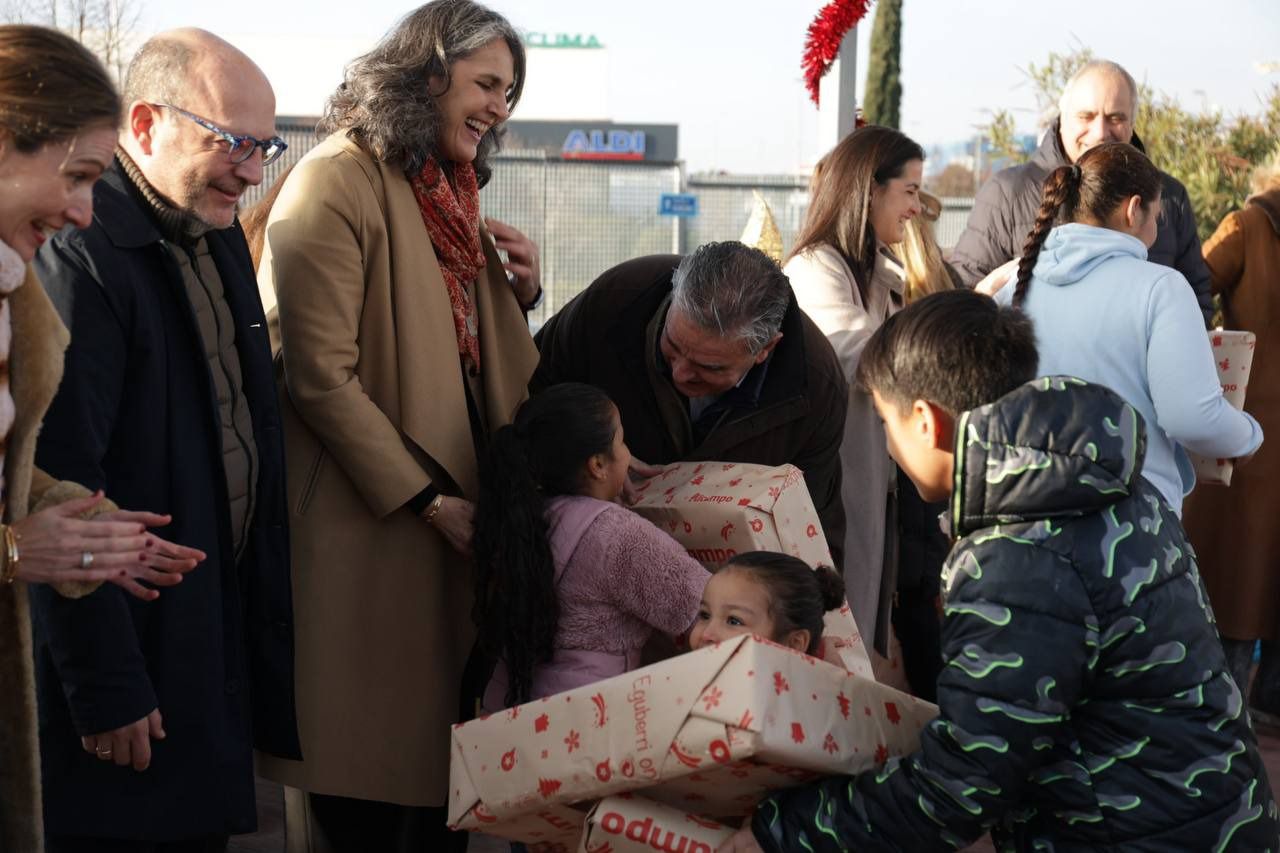 Visita de los elfos y del delegado al centro de Las Caracolas para entregar los regalos.