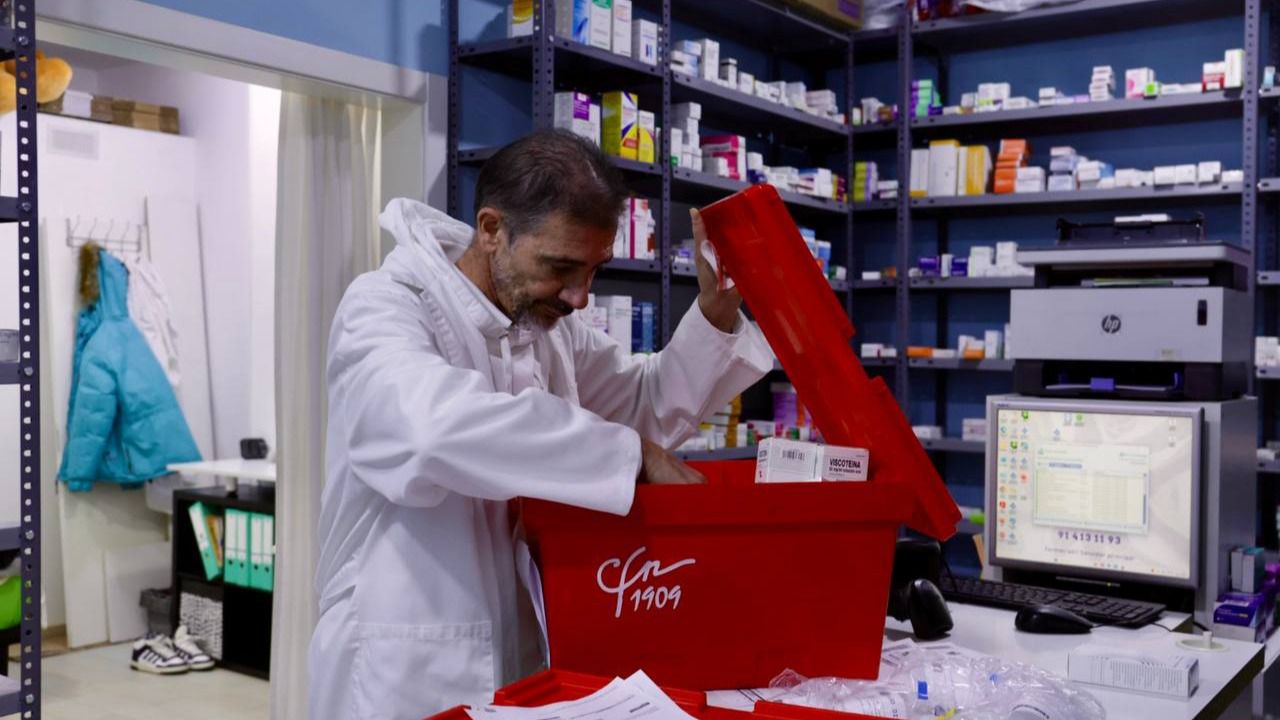 El farmacéutico busca un medicamento