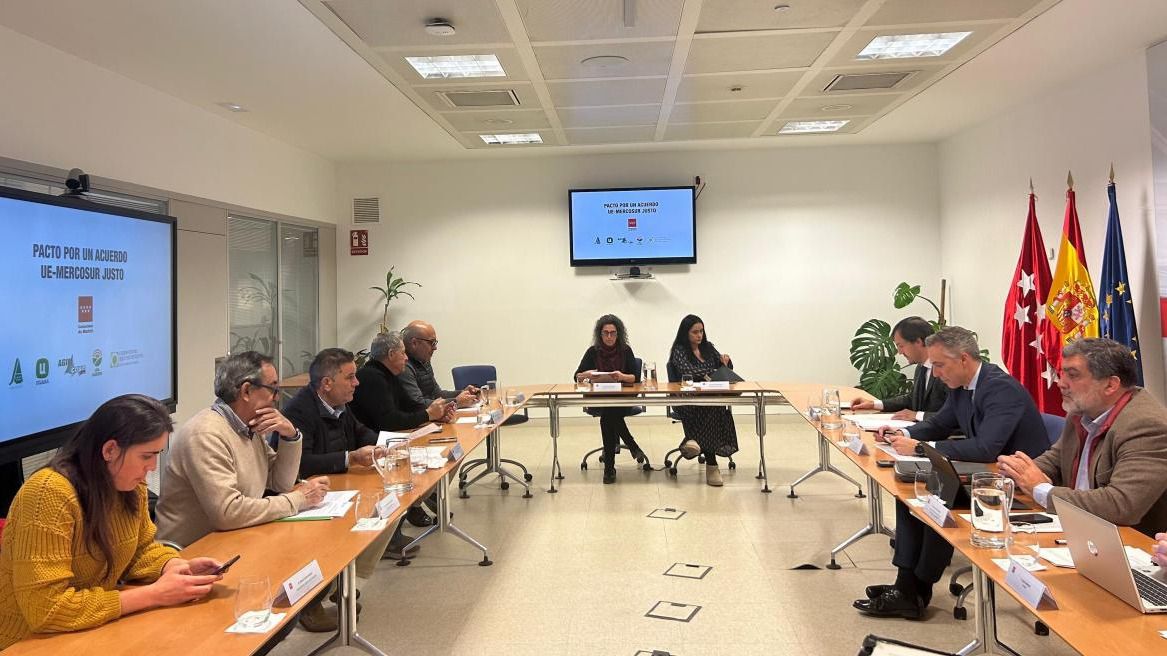 Novillo reunido con las principales asociaciones del campo madrileño (Foto: Comunidad de Madrid)